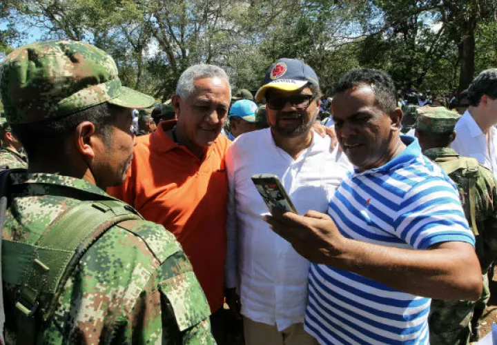 El número dos de las Farc, "Iván Márquez", se toma una foto con los guerrilleros. FOTO/EFE