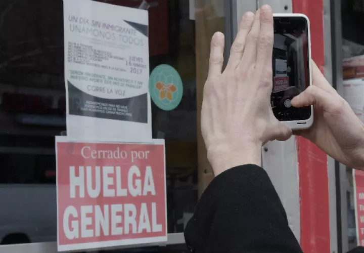 La mayoría de los locales donde laboran hispanos cerraron sus puertas. FOTO/AP