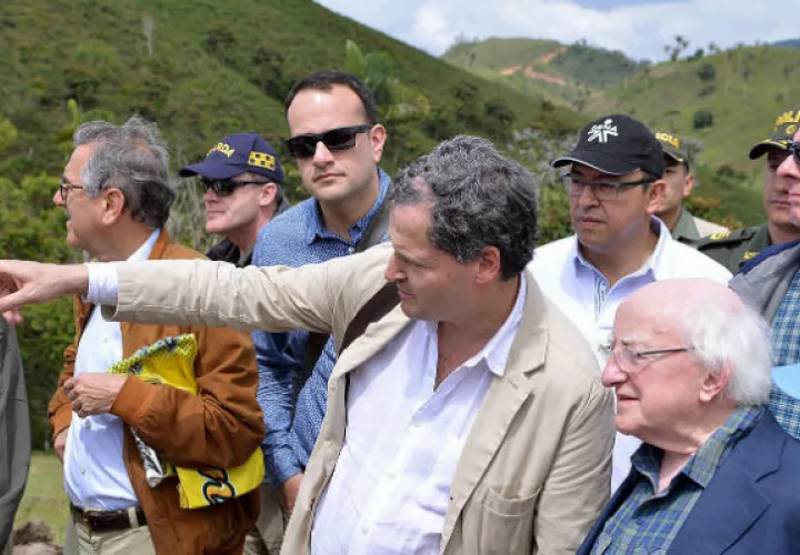 El alto comisionado, Sergio Jaramillo (c), y el presidente de Irlanda, Michael Daniel Higgins, en las zonas veredales de las Farc. FOTO/EFE