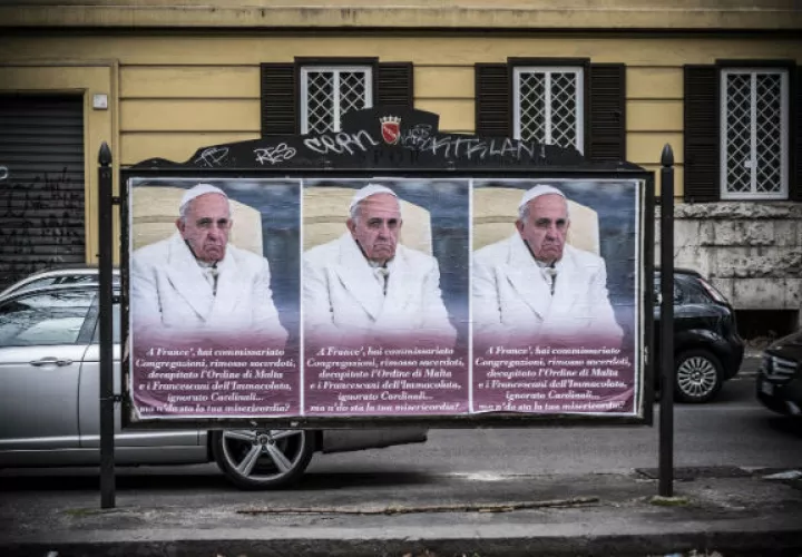 Carteles en contra del Papa Francisco. FOTO/AP