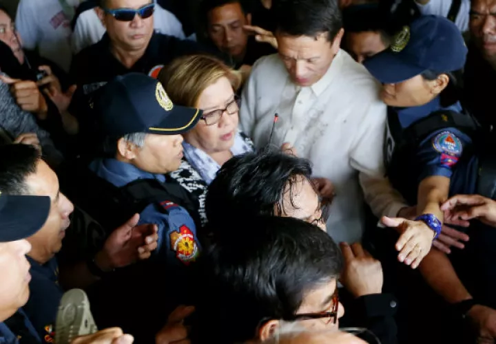 La senadora filipina Leila de Lima, se entregó voluntariamente a las autoridades. FOTO/EFE