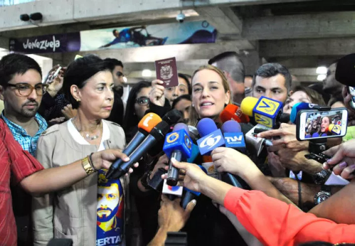 La esposa del opositor, Lilian Tintori, cumple ya los casi tres años que el dirigente ha estado preso llevando la denuncia a escenarios mundiales. FOTO/EFE