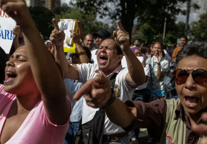 Trabajadores de la salud participan en una manifestación. Foto/ EFE