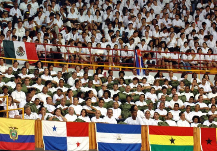 Médicos y estudiantes de medicina. Foto/ EFE 