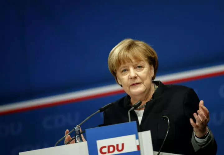 Ángela Merkel tiene 16 años al frente de las filas conservadoras. FOTO/AP