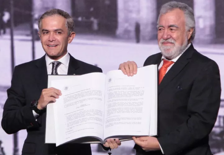 El jefe de Gobierno de la Ciudad de México, Miguel Ángel Mancera, muestra al público la primera Constitución de la capital mexicana. FOTO/EFE