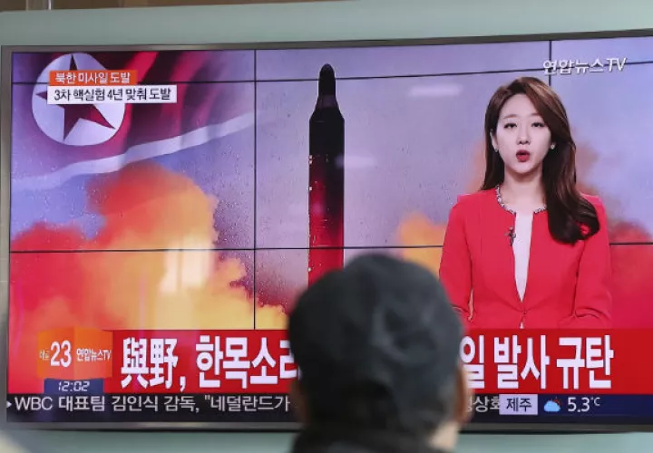 Los noticieros de Corea del Sur, se hacen eco del lanzamiento del misil norcoreano. FOTO/AP