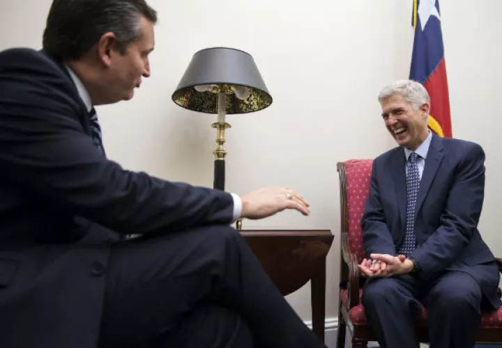 Neil Gorsuch reunido con el republicano Ted Cruz. FOTO/EFE