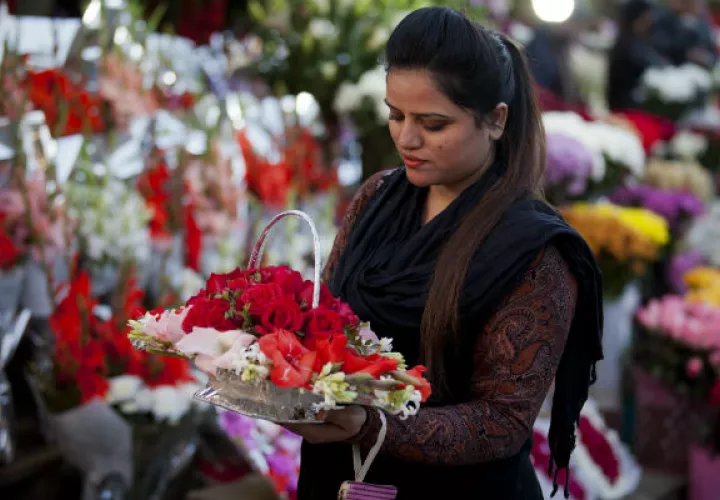 Una joven compra flores para el día de San Valentín. FOTO/AP
