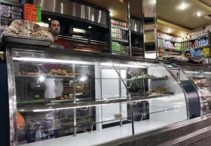 Las estanterías de las panaderías están vacías. FOTO/AP
