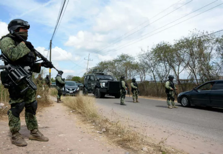  Integrantes de la Marina Armada de México realizan un puesto de control en Culiacán/FOTO/EFE 
