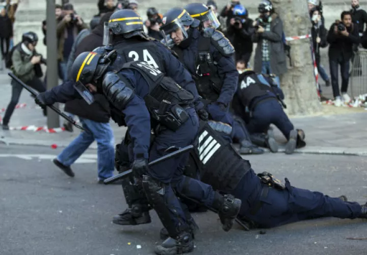 La policía francesa arresta a un grupo de manifestantes. FOTO/AP