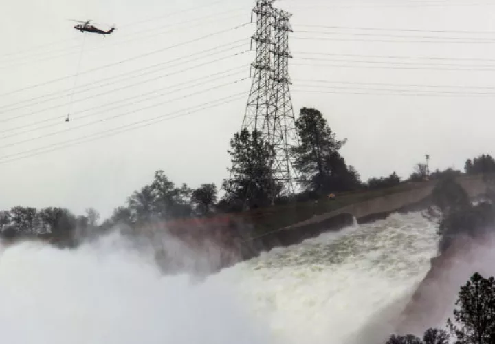 Un helicóptero sobrevuela por la presa de Oroville. FOTO/EFE