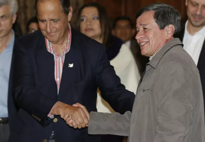 Líder del ELN Pablo Beltrán y el negociador del Gobierno colombiano Juan Camilo Restrepo. FOTO/AP