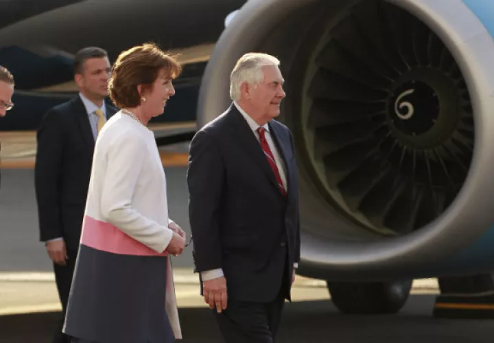 El secretario de Estado de Estados Unidos, Rex Tillerson, es recibido por la embajadora de su país en México, Roberta Jacobson. FOTO/EFE