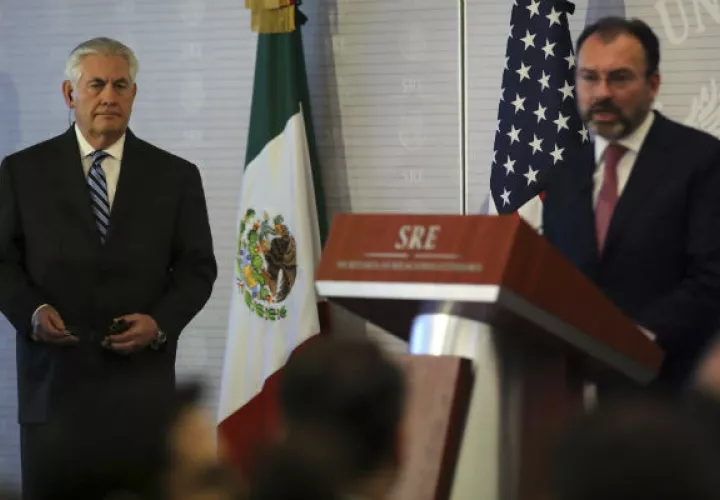El Secretario de Estado de EE.UU., Rex Tillerson, junto al canciller mexicano Luis Luis Videgaray. FOTO/AP