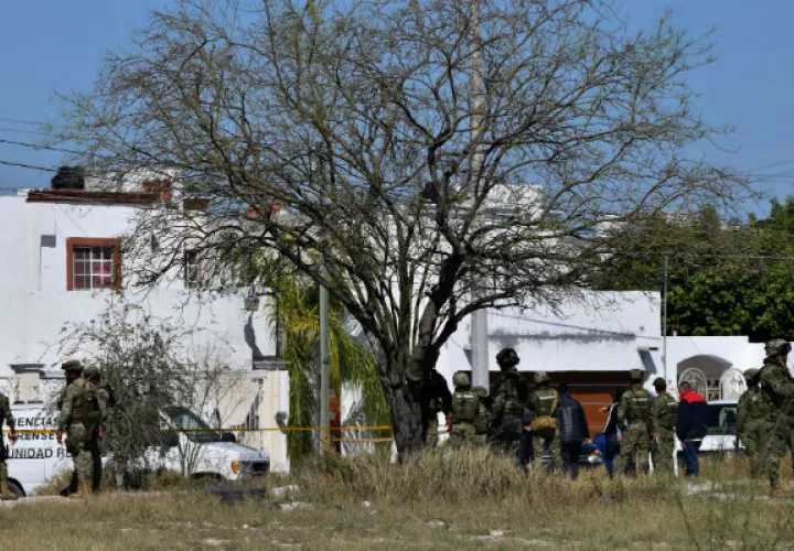 Soldados de la Marina Mexicana acordonan el área de una balacera. FOTO/EFE