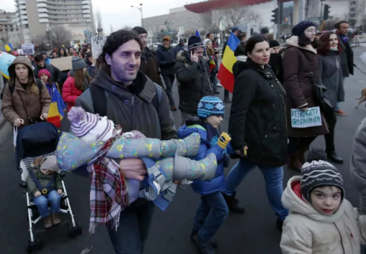 Los rumanos permanecen en las calles exigiendo que haya justicia. FOTO/AP