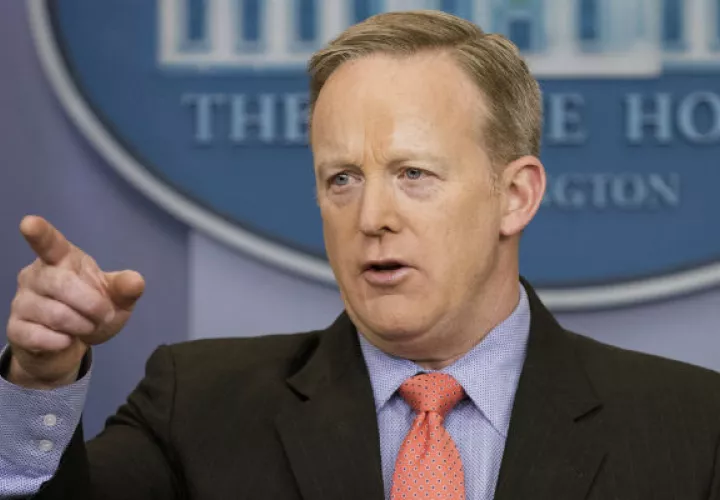 Sean Spicer, detalló que se ha emitido una "clarificación" a la orden ejecutiva firmada por Trump el pasado viernes. FOTO/AP