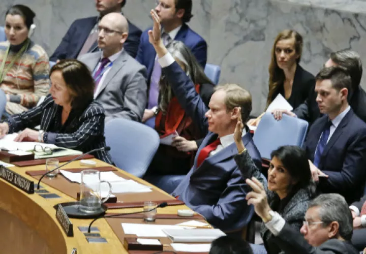 La embajadora de EE.UU. en la ONU, Nikki Haley, saluda al embajador iraquí  Mohamed Ali Alhakim. FOTO/AP