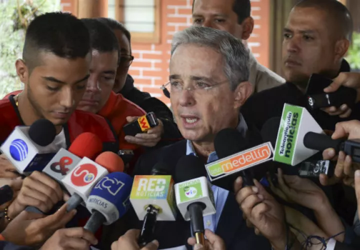 El expresidente Álvaro Uribe critica duramente la actuación del Congreso.