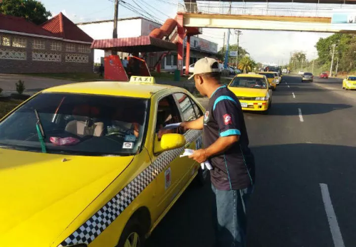 Los conductores tomaban sus volantes. Fotos: Delfia Cortez. 