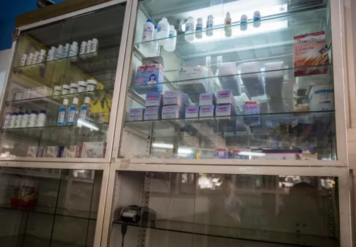 En las farmacias las estanterías están casi vacías. /Foto EFE