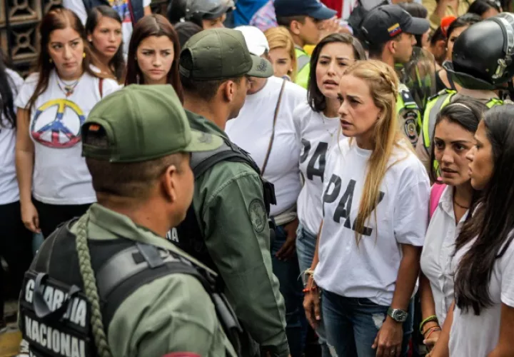 Lilian Tintori (centro) /Foto EFE (Archivo)