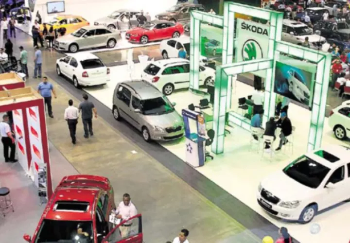 El registro de autos de lujo y  paneles fue el que más  cayó. Archivo