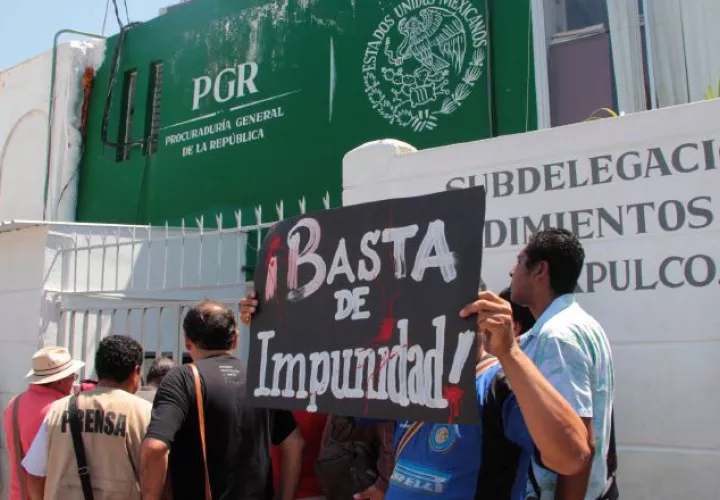 Periodistas protestan en Acapulco por el crimen  de Pineda Birto. /Foto EFE