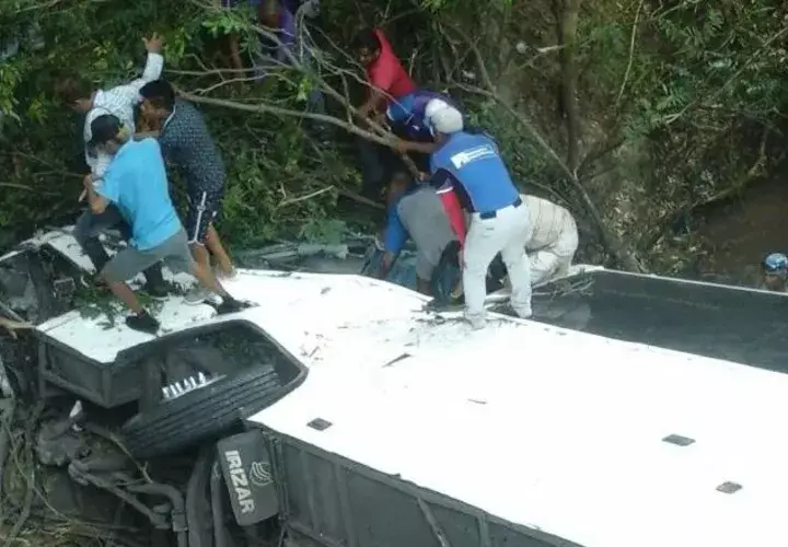 Oportuna ayuda de personas tras el trágico accidente del bus en Antón. /Foto Elena Valdez