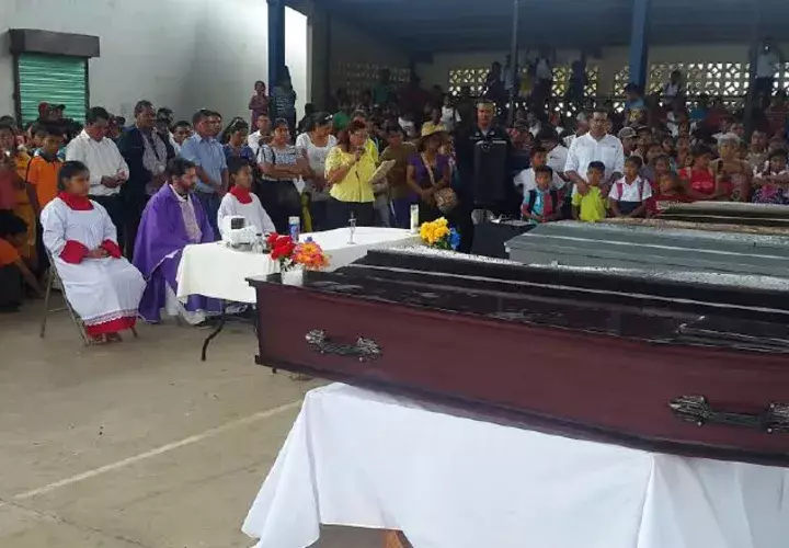 La misa por los fallecidos en el accidente se ofició ayer, y hoy  los cuerpos serán sepultados en sus comunidades. /Foto Leonardo Machuca G.