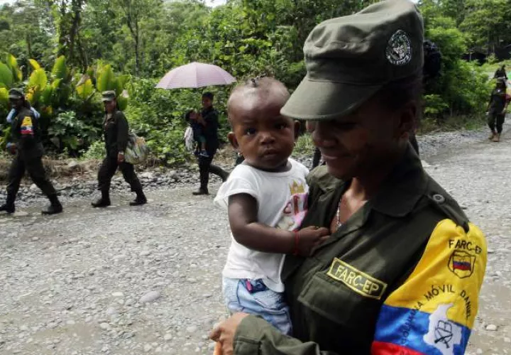 Las guerrilleras atienden a sus hijos pequeños en el campamento. /Foto EFE
