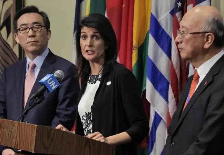El embajador de Corea del Sur, Cho Tae-yul, a la izquierda, el embajador de Estados Unidos, Nikki Haley, y el embajador de Japón, Koro Bessho, celebran una conferencia de prensa conjunta tras las consultas del Consejo de Seguridad de las Naciones Unidas. /Foto AP