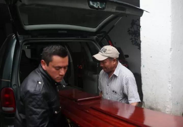 El cuerpo de la menor Keila Salguero es trasladado hacia una funeraria. /Foto EFE