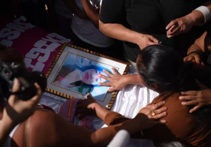 Familiares de Mereleyn Patricia, quien tenía 16 años al momento de morir en el albergue. /Foto EFE