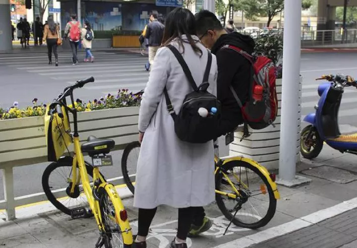 Con el aumento del número de bicicletas, también están creciendo las quejas por encontrarlas mal aparcadas. Efe