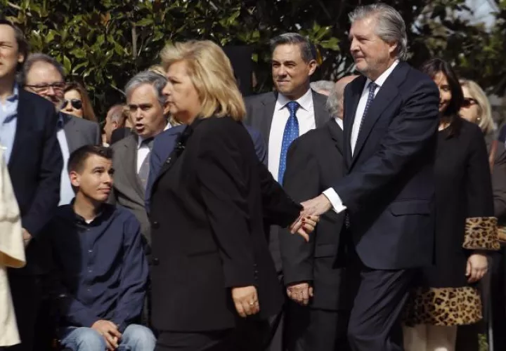 Las autoridades del Gobierno español acompañaron a los familiares de las víctimas de los atentados. EFE