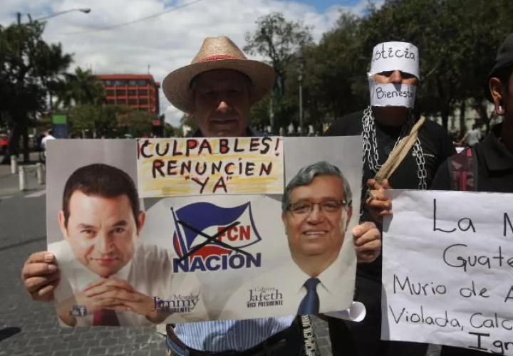 La población guatemalteca se tomó las calles exigiendo justicia y la cabeza de las altas autoridades. EFE