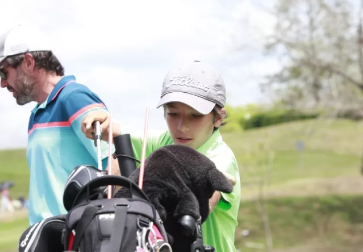 3.  Diego Álvarez lideró la categoría de 9-10 años con un acumulado de  148 golpes.
