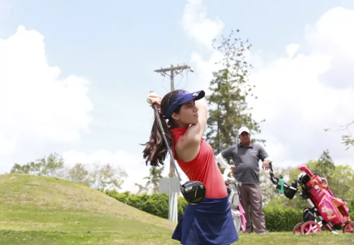 5.  Carla Álvarez registró una puntuación de 169 golpes en los  13-14 años. 