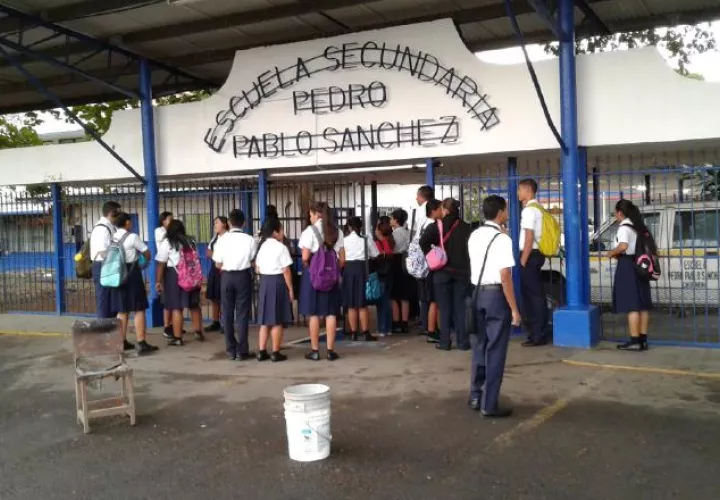 A pesar del llamado de no enviar a los estudiantes a clases, varios acudieron ayer a este colegio. /Foto Eric A. Montenegro