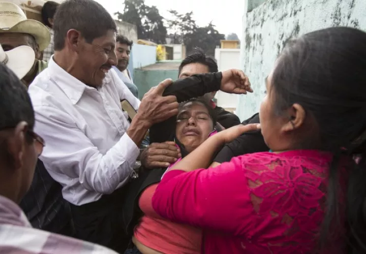 Entre el dolor y la petición de justicia sepultan a una de las víctimas del incendio del albergue. /Foto AP