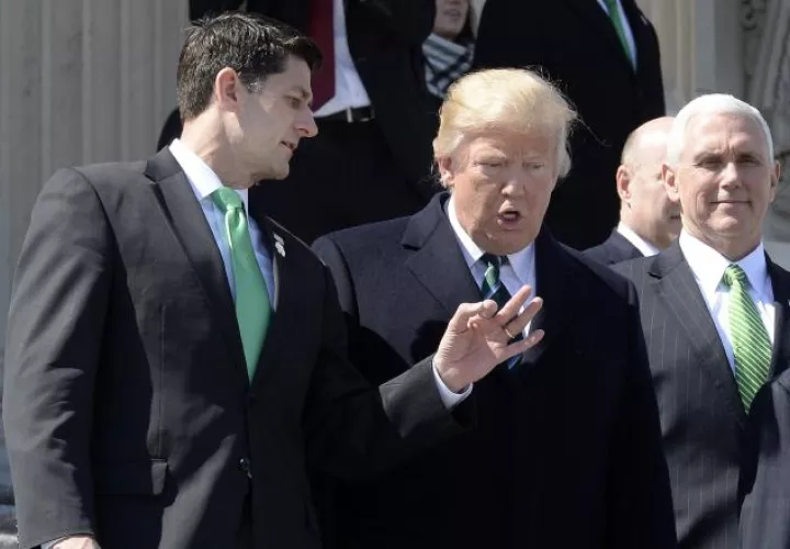 El presidente de los EE.UU., Donald J. Trump (d); junto al presidente de la Cámara, Paul Ryan. /Foto EFE
