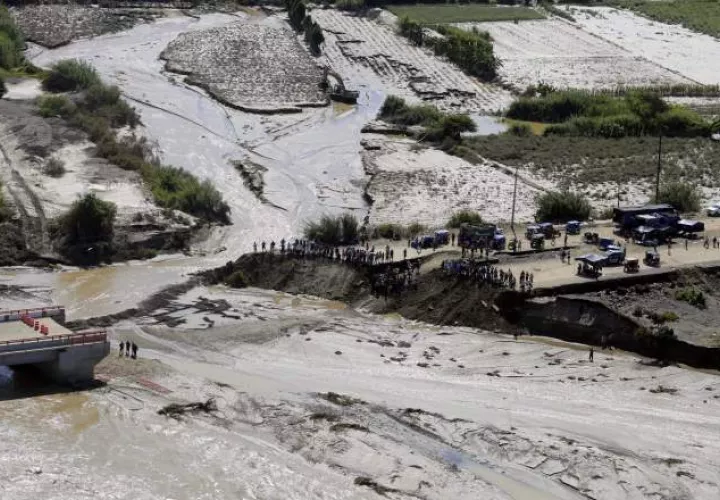 El desborde del río Rímac provocó la destrucción de un importante tramo carretero en Chaclacayo. /Foto AP