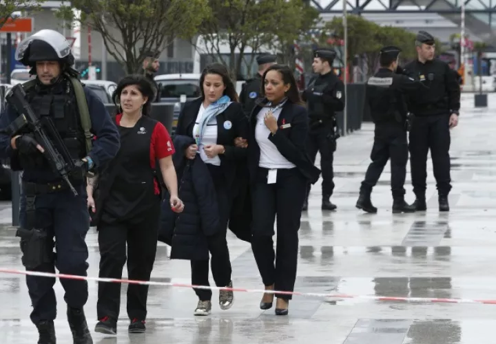 Escoltan a los empleados del aeropuerto de Orly para ponerlos a salvo. AP