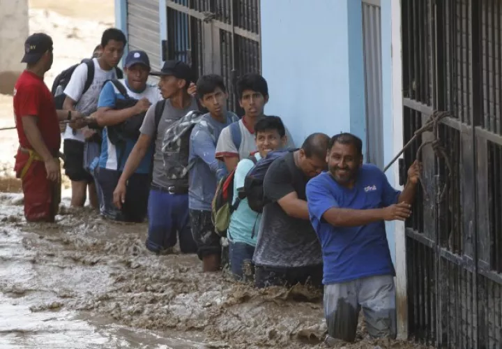 Un grupo de personas tratan de ponerse a salvo. /Foto EFE