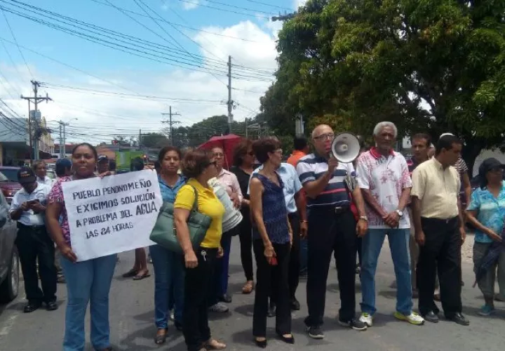 Con pancartas y megáfono protestaron frente a las instalaciones del Idaan, en Penonomé. /Foto Elena Valdez 