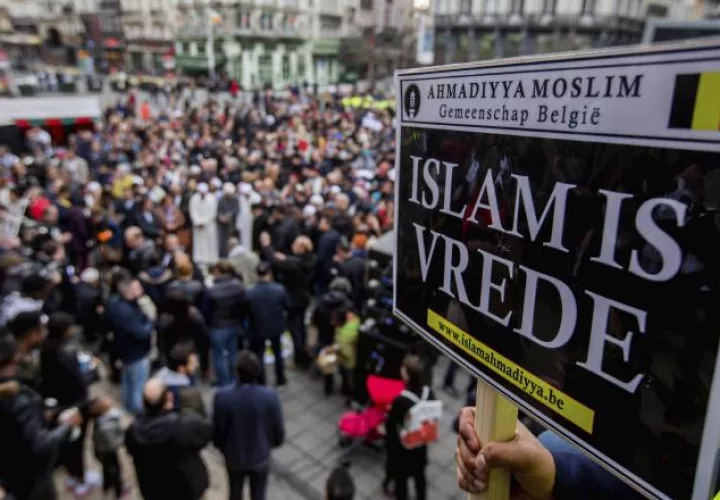 Varias personas recuerdan a las víctimas del ataque terrorista del 22 de marzo. /Foto EFE