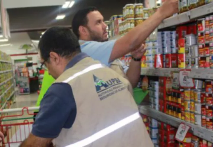 Funcionarios de Aupsa retiran productos de los supermercados. /Foto Cortesía